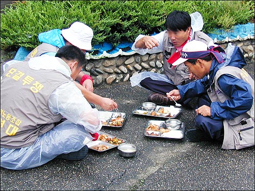 "밥좀 먹읍시다" 오후1시경 점심식사를 하고 있다. 